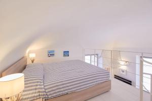 A bed or beds in a room at Blu mare