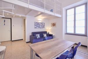 A seating area at Blu mare