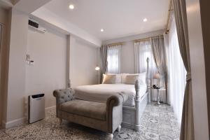 Ein Bett oder Betten in einem Zimmer der Unterkunft Noursabah Boutique Bed Bangkok