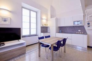 A kitchen or kitchenette at Blu mare