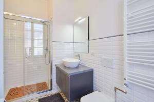 A bathroom at Blu mare
