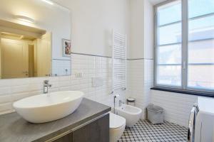 A bathroom at Blu mare