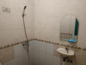 bagno con lavandino e specchio di Pemda 22 Mansion Mitra RedDoorz a Bogor