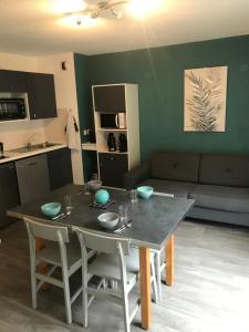 Η κουζίνα ή μικρή κουζίνα στο Résidence isard blanc +8 φωτογραφίες