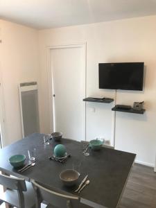Résidence isard blanc في كوتيريه: غرفة طعام مع طاولة مع أطباق عليها