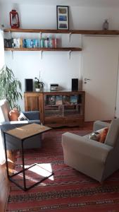 uma sala de estar com um sofá e uma mesa em Calcada Guesthouse em Tavira