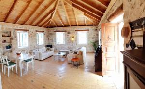una gran sala de estar con techo de madera. en The House. Light & Stone., en Lixouri