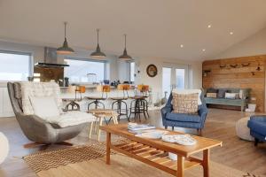 Posezení v ubytování HIGH TIDE- LUXURY DEATCHED BUNGALOW- Sleeps 10 or 12 - Annexe option