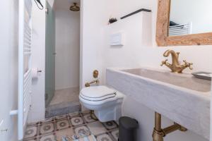 A bathroom at Le Piccole Case Bianche