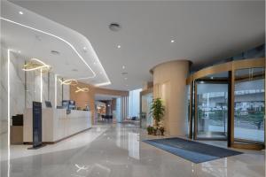 hol budynku biurowego ze szklanymi drzwiami w obiekcie Holiday Inn Express Shanghai Jinqiao Central, an IHG Hotel w Szanghaju