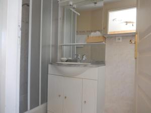 W łazience znajduje się umywalka i lustro. w obiekcie Calme et verdure en plein coeur d Illiers Combray w mieście Illiers