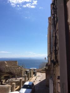 博尼法喬的住宿－Au cœur de la cité médiévale avec petite vue mer，从大楼内可欣赏到海景