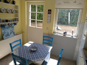 a dining room with a table and chairs and a window at Bungalow Bauerngarten in Steffenshagen