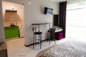 亞布盧尼齊亞的住宿－Ozone minihotel，一间厨房,里面配有一张桌子和凳子