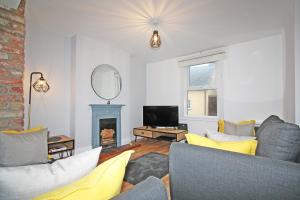 un soggiorno con divano e TV di Bwthyn Cloch Glas a Beaumaris
