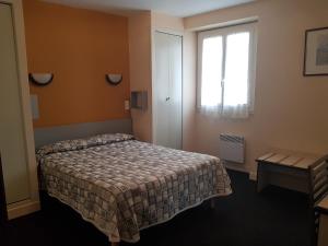 Rúm í herbergi á Hôtel Saint Sébastien