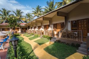 a view of the courtyard of the library at the resort at Leoney Resort Goa in Vagator
