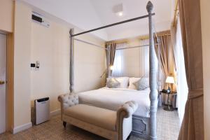 Ein Bett oder Betten in einem Zimmer der Unterkunft Noursabah Boutique Bed Bangkok