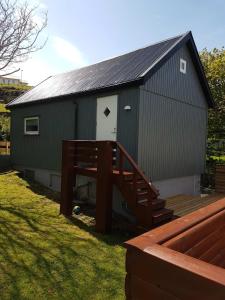 een groen gebouw met een helling naast een terras bij Small Paradise in Sørvágur