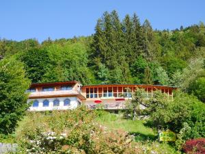 un gran edificio en medio de un bosque en Be 550 en Wörgl