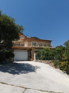 ein großes Haus mit Garage in der Einfahrt in der Unterkunft Ou Souleou in Bormes-les-Mimosas