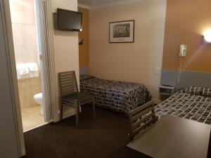 TV a/nebo společenská místnost v ubytování Hôtel Saint Sébastien