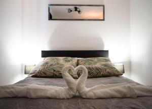 A bed or beds in a room at Apartamenty Majka