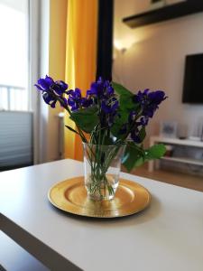 ザトルにあるFrojaの紫の花瓶