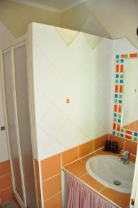 ルールマランにあるMas de Foncaudetteのバスルーム(洗面台、鏡付)