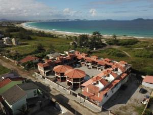 Una vista aérea de un resort con la playa. en Arraial do Cabo - Praia do Pontal, en Arraial do Cabo