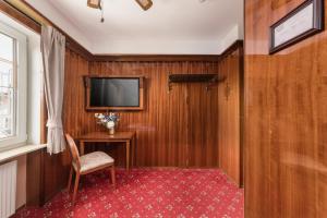 TV a/nebo společenská místnost v ubytování Hôtel du Train