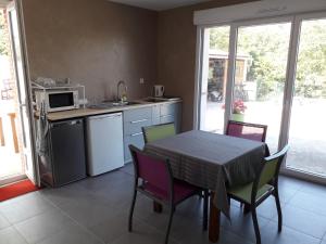 Köök või kööginurk majutusasutuses B&B La Cabane Insolite
