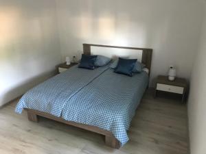 1 dormitorio con 1 cama grande con almohadas azules en Apartments Lena en Baška