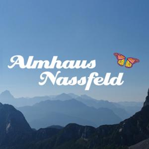 Ein Schmetterling fliegt über die Berge in der Unterkunft Almhaus Nassfeld in Sonnenalpe Nassfeld