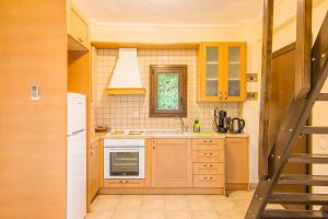 una piccola cucina con lavandino e frigorifero di Marina's Elegance a Kriopigi
