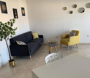 Een zitgedeelte bij Appartement à Eilat vue mer