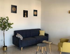 Een zitgedeelte bij Appartement à Eilat vue mer