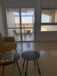 een woonkamer met een bank en een tafel bij Appartement à Eilat vue mer in Eilat