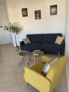 Een zitgedeelte bij Appartement à Eilat vue mer