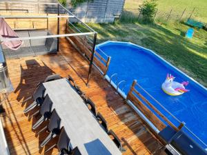 een uitzicht over een zwembad op een terras bij Maison villa de charme in Saasenheim