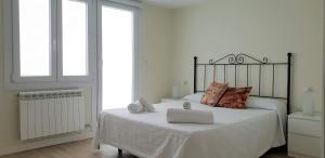 Łóżko lub łóżka w pokoju w obiekcie Apartamentos-Bermeo