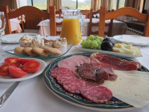 stół z talerzami mięsa i innej żywności na nim w obiekcie Ca l'Àngel w mieście Pinell de Bray