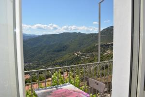バウネーイにあるAppartamento Gennircoの山の景色を望むバルコニー(テーブル付)