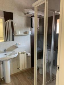 un baño con inodoro y lavabo en Hospedium Morada da Moa, en O Pindo