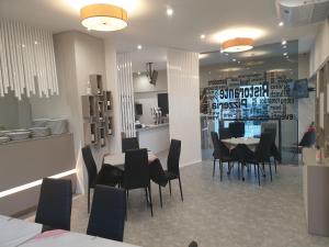 ein Esszimmer mit Tisch und Stühlen in der Unterkunft Pomodoro Bed in Castrovillari
