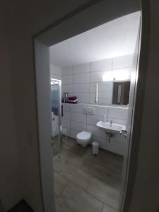 ein Badezimmer mit Toilette und Waschbecken in der Unterkunft Ferienwohnung Stroh in Missen-Wilhams