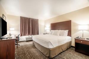 Cobblestone Hotel & Suites - Newport tesisinde bir odada yatak veya yataklar