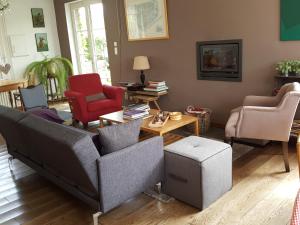 - un salon avec un canapé et des chaises dans l'établissement B&B Villa Vanilla, à Ypres