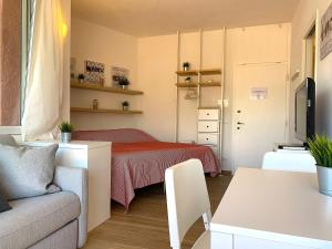 a small bedroom with a bed and a couch at Le 3 case di Mia in Marciana Marina