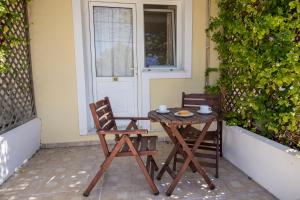 una mesa y dos sillas sentadas en un patio en Eriphilly Studios & Apartments, en Mithimna